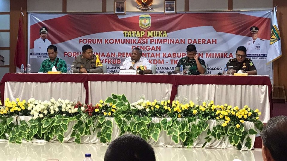 Bupati Mimika Eltinus Omaleng saat memberikan arahan di Hotel Cenderawasih 66, Foto: Faris/ Papua60detik