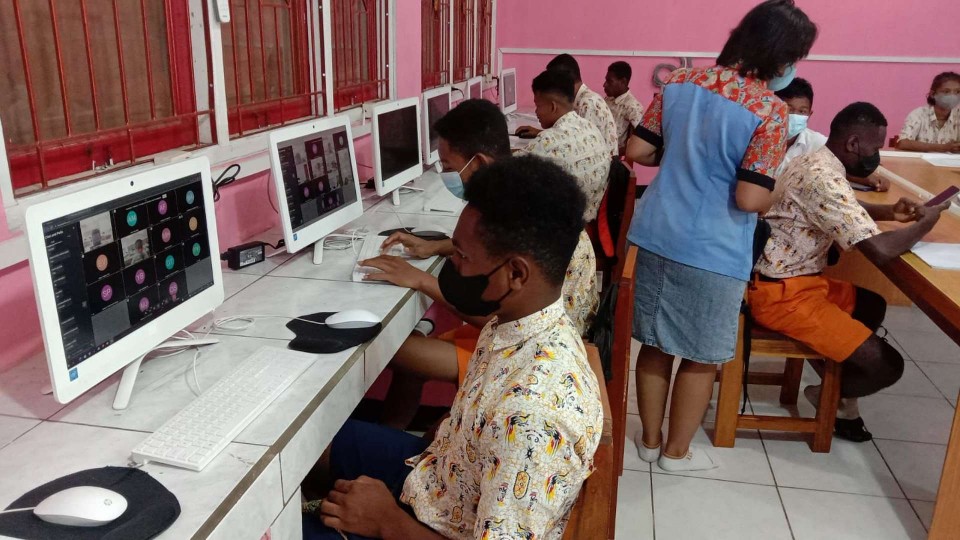 Pelajar SMPN Buti Merauke memanfaatkan platform jelajah ilmu dalam proses pembelajaran. Foto: Istimewa