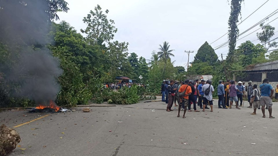 buntut-dua-korban-lakalantas-warga-palang-jalan-di-mimika-timur