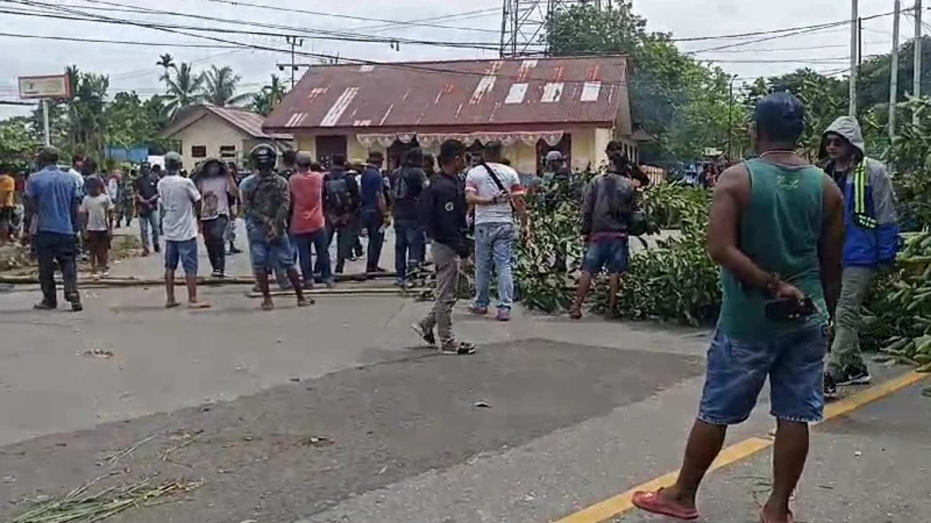 sempat-terjadi-gesekan-dengan-aparat-palang-jalan-di-mimika-timur-akhirnya-dibuka