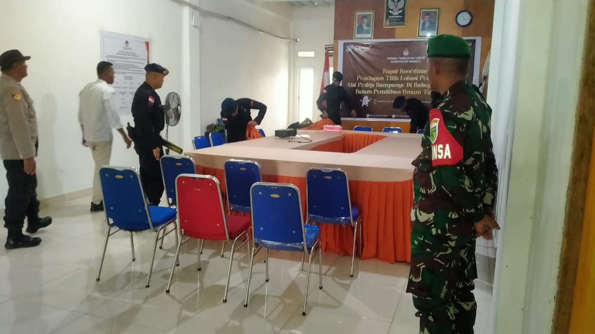 tim-penjinak-bom-sterilisasi-kantor-kpu-bawaslu-mimika