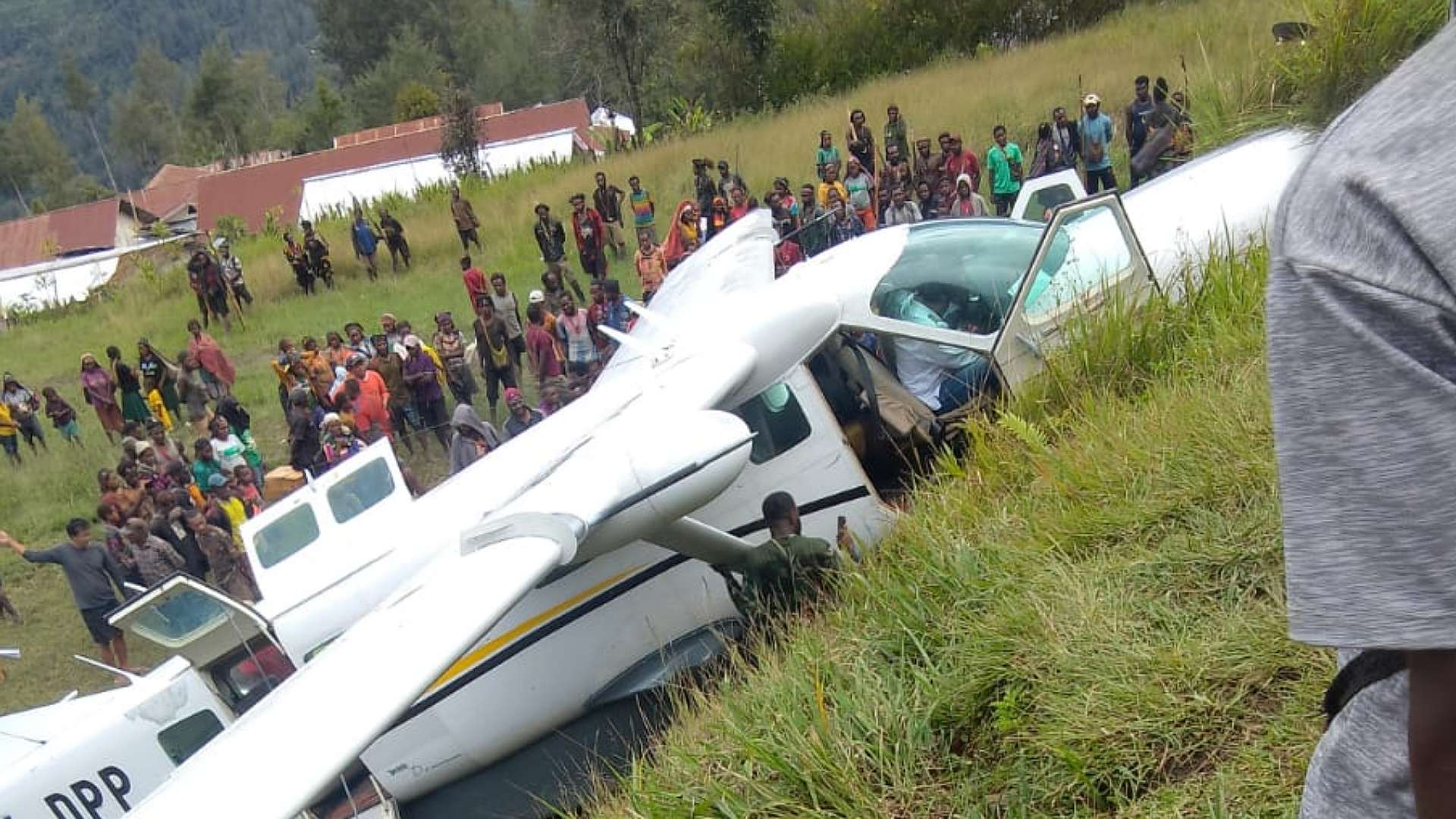 kecelakaan-pesawat-di-intan-jaya-tiga-orang-luka