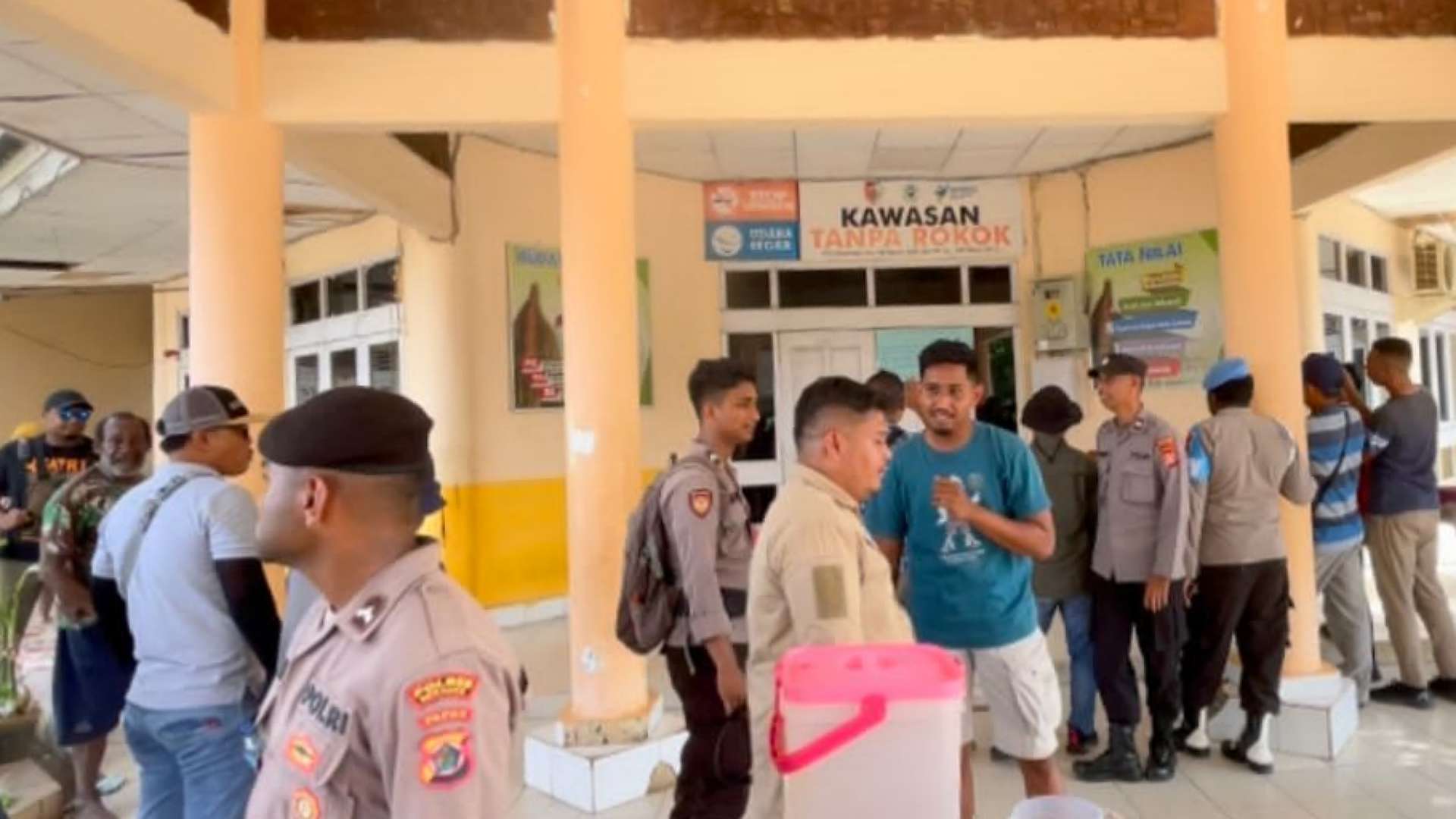 setelah-sebulan-polisi-akhirnya-bongkar-paksa-palang-kantor-dinkes-merauke