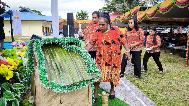 rayakan-natal-tp-pkk-dan-gow-mimika-bagi-bingkisan-di-kwamki-narama