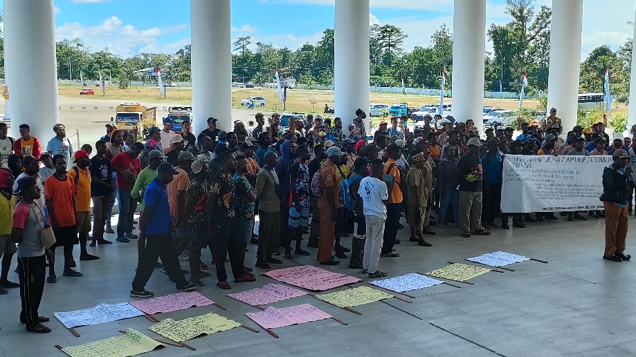 buntut-rolling-pejabat-sejumlah-asn-gembok-kantor-bkad-mimika