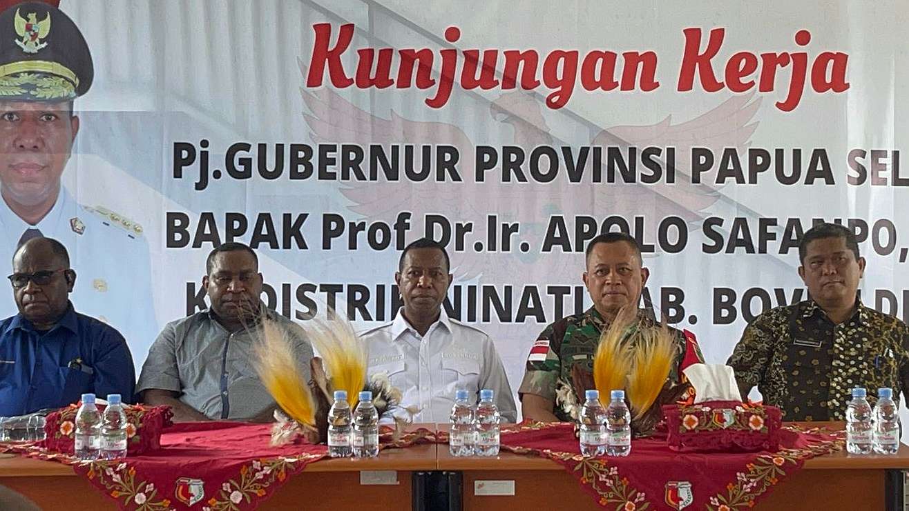 tiba-di-plbn-yetetkun-apolo-safanpo-tatap-muka-dan-bagi-bingkisan-natal