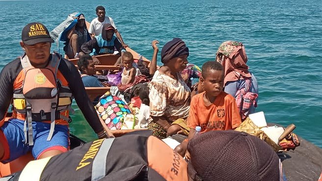 kehabisan-bbm-long-boat-berpenumpang-23-orang-terombang-ambing-di-lautan