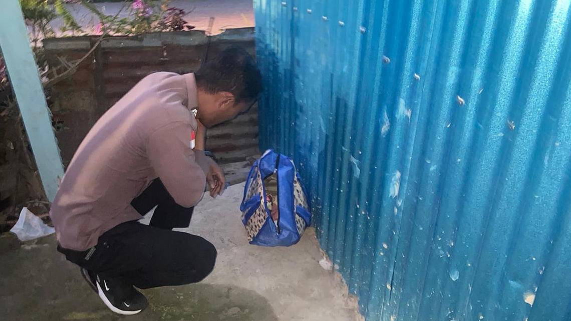 warga-temukan-bayi-laki-laki-ditinggalkan-dalam-tas-biru