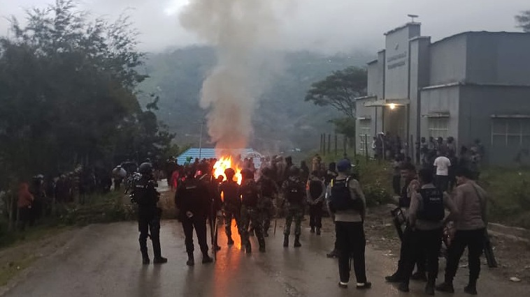 ricuh-pembagian-blt-satu-anggota-polres-tolikara-terkena-panah