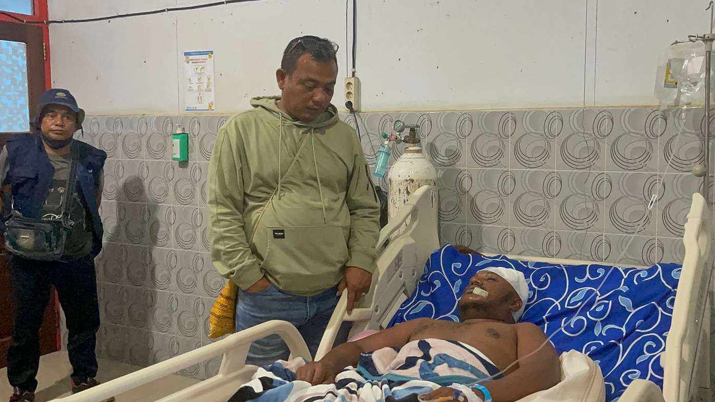 Kapolres Boven Digoel AKBP I Komang Budiartha mengunjungi korban di RSUD Merauke, Kamis (14/12/2023). Foto: Ami/ Papua60detik