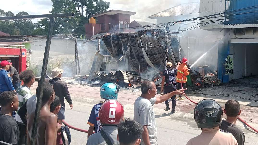 diduga-karena-petasan-rumah-dan-bengkel-ludes-terbakar