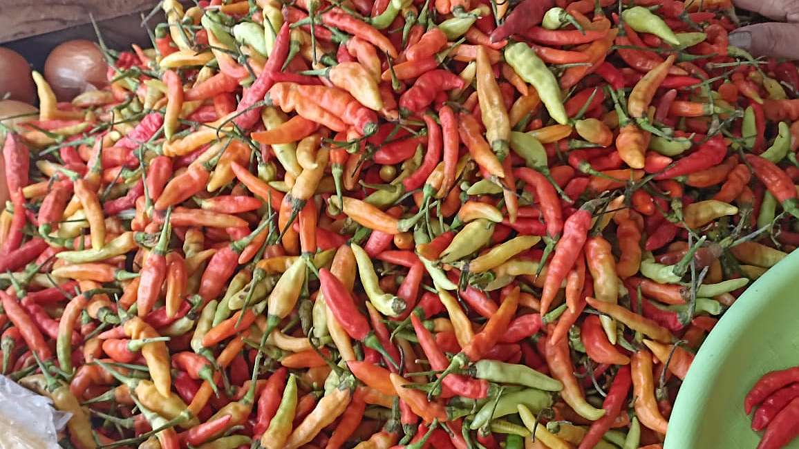jelang-akhir-tahun-harga-cabe-rawit-di-pasar-tembus-rp150-ribu