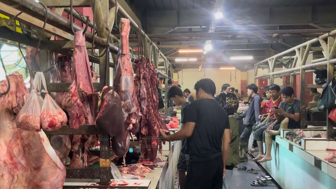 Penjual daging sapi di Pasar Wamanggu Merauke. Foto: Ami/ Papua60detik