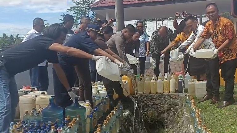 tim-terpadu-mimika-musnahkan-barang-bukti-miras-narkoba