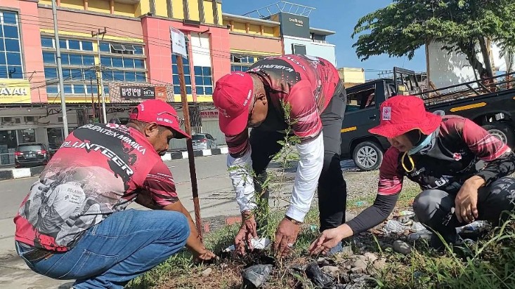 peringati-hari-relawan-pmi-mimika-tanam-pohon