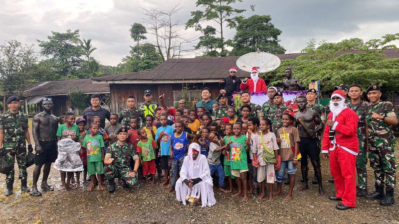 santa-claus-denkav-3sc-temui-masyarakat-jayanti