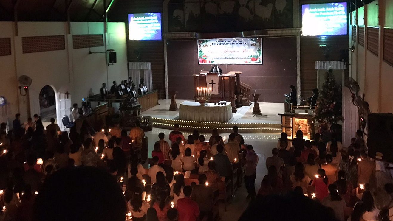 jemaat-membludak-di-ibadah-malam-natal-gki-viadolorosa-sempan