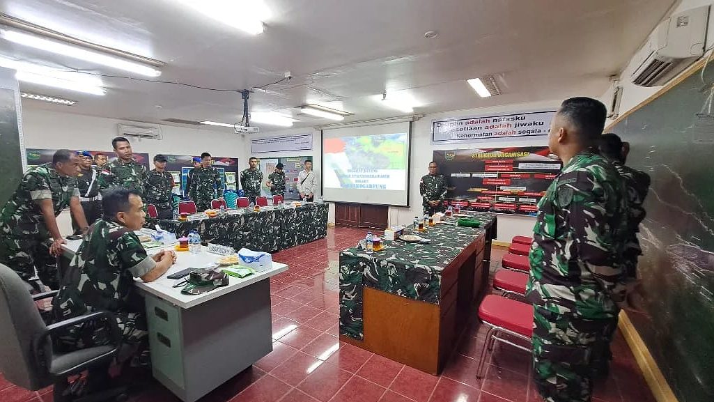 kasdam-xviicenderawasih-kunjungi-pos-satgas-pamobvitnas-ptfi-di-momen-natal