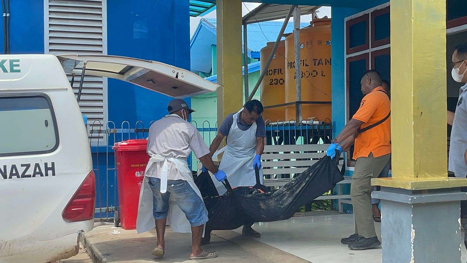 warga-temukan-sosok-mayat-tanpa-identitas-terapung-di-pelabuhan