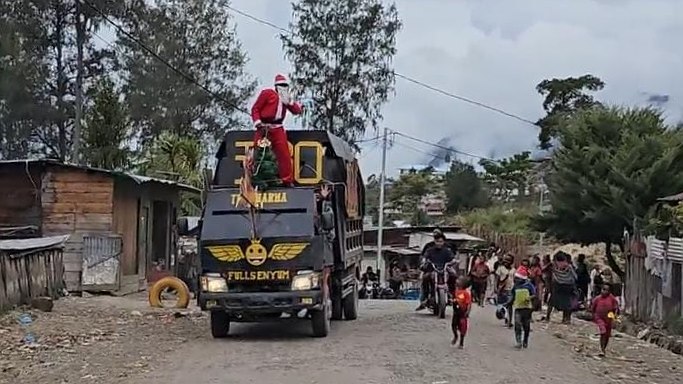 serunya-kereta-santa-yonif-330-tri-dharma-bagi-bingkisan-natal
