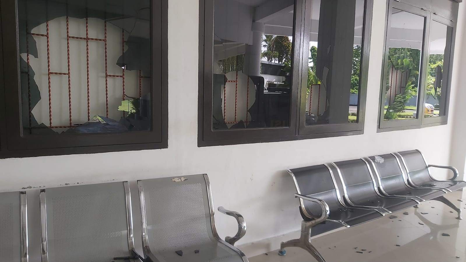 kantor-dprd-mimika-dirusak-sejumlah-orang