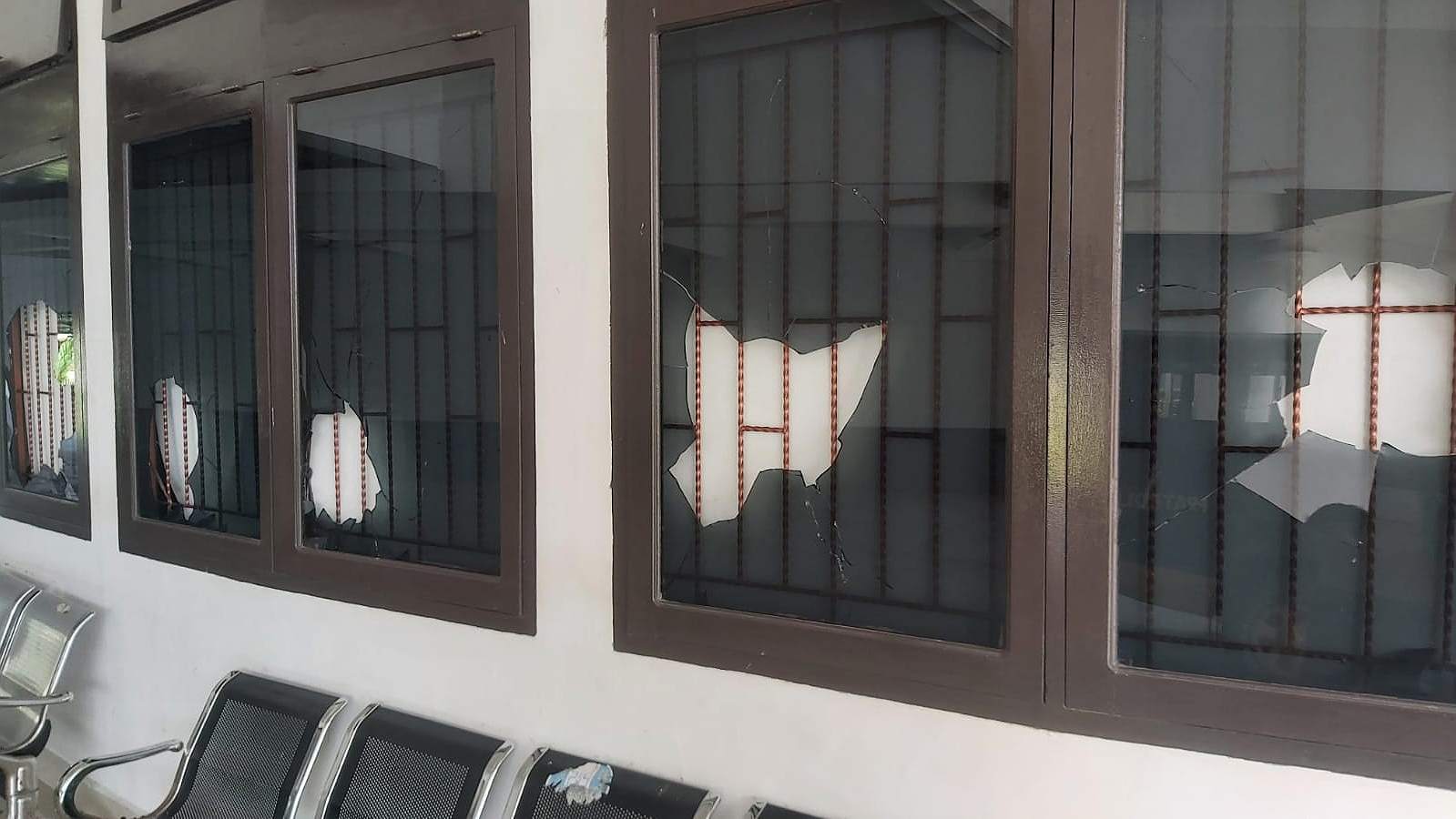 polisi-selidiki-pelaku-perusakan-kantor-dprd-mimika