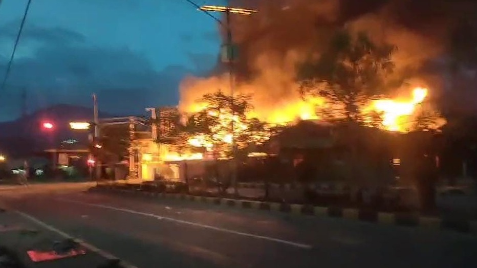 kisruh-jayapura-meluas-25-ruko-dibakar-dan-14-korban-luka