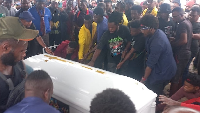 ribuan-warga-papua-beri-penghormatan-terkahir-untuk-lukas-enembe