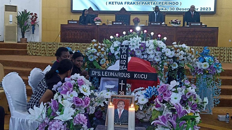 dprd-mimika-lepas-jenazah-leonardus-kocu