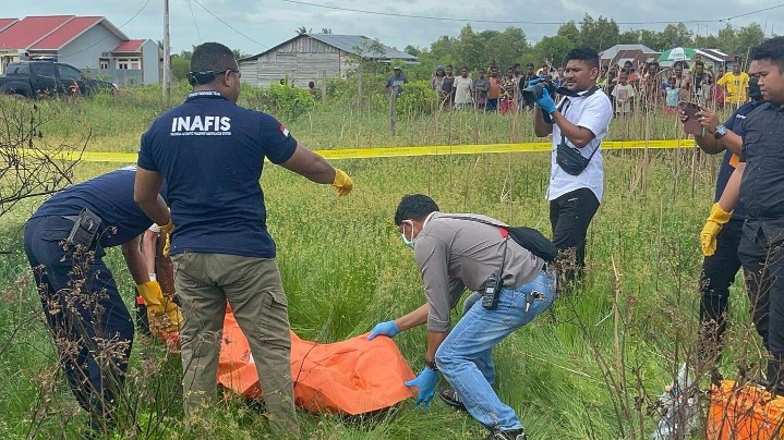 Anggota Polres Merauke mengevakuasi mayat anak 8 tahun di Jalan Radio Kelurahan Karang Indah, Selasa (2/1/2024). Foto: Ami/ Papua60detik