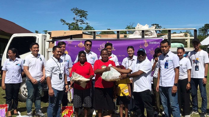 perayaan-natal-bumn-regional-timika-bagi-bagi-sembako
