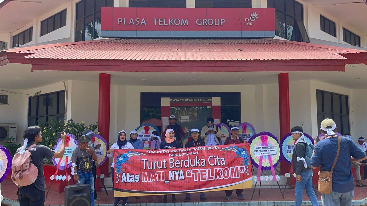 Para jurnalis yang tergabung dalam Komunitas Wartawan Daerah Papua Selatan berunjuk rasa di kantor Telkom Merauke, Senin (8/1/2024). Foto: Ami/ Papua60detik