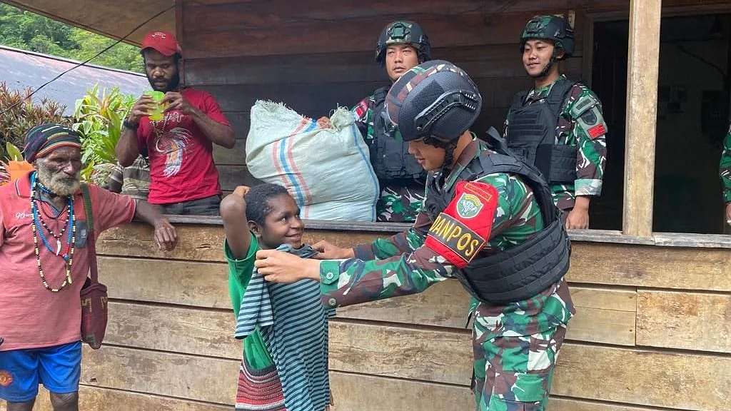 satgas-pam-obvitnas-pt-freeport-bagikan-alat-olahraga-ke-warga-kampung-beanekogom