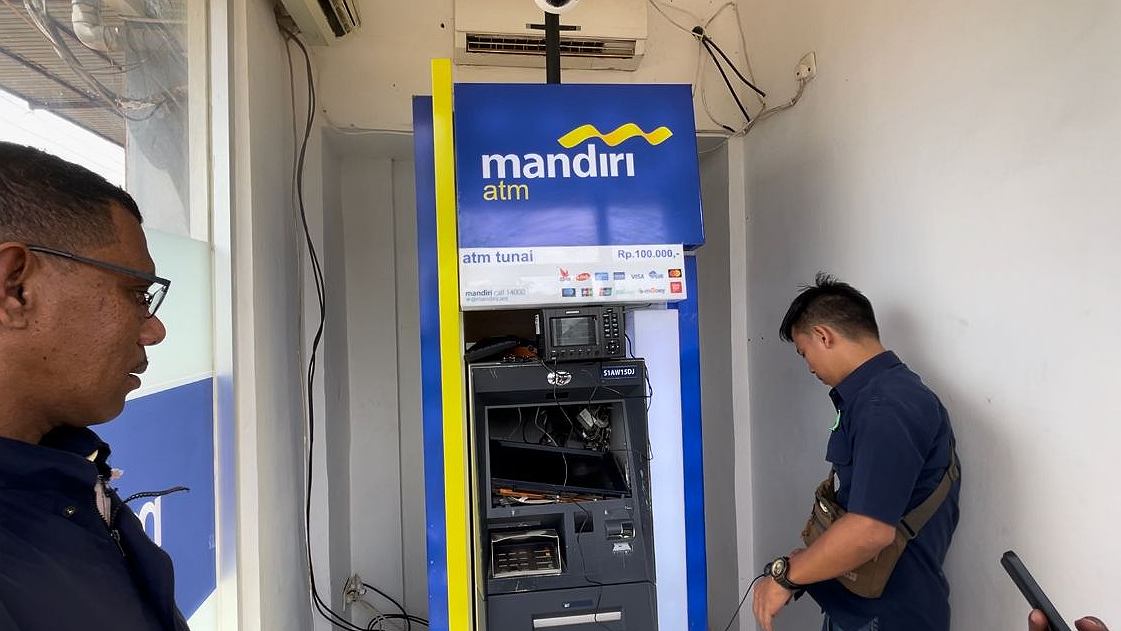 Petugas Bank Mandiri saat memeriksa ATM di depan SPBU Jalan Parako Merauk. Foto: Ami/ Papua60detik
