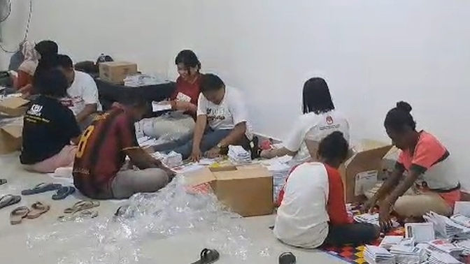 kpu-mimika-pakai-tenaga-internal-lipat-surat-suara-segini-upahnya