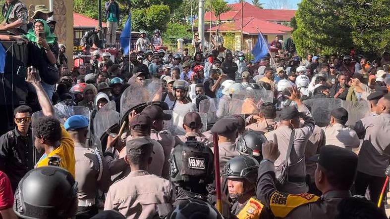 gangguan-internet-kantor-telkom-merauke-jadi-sasaran-unjuk-rasa