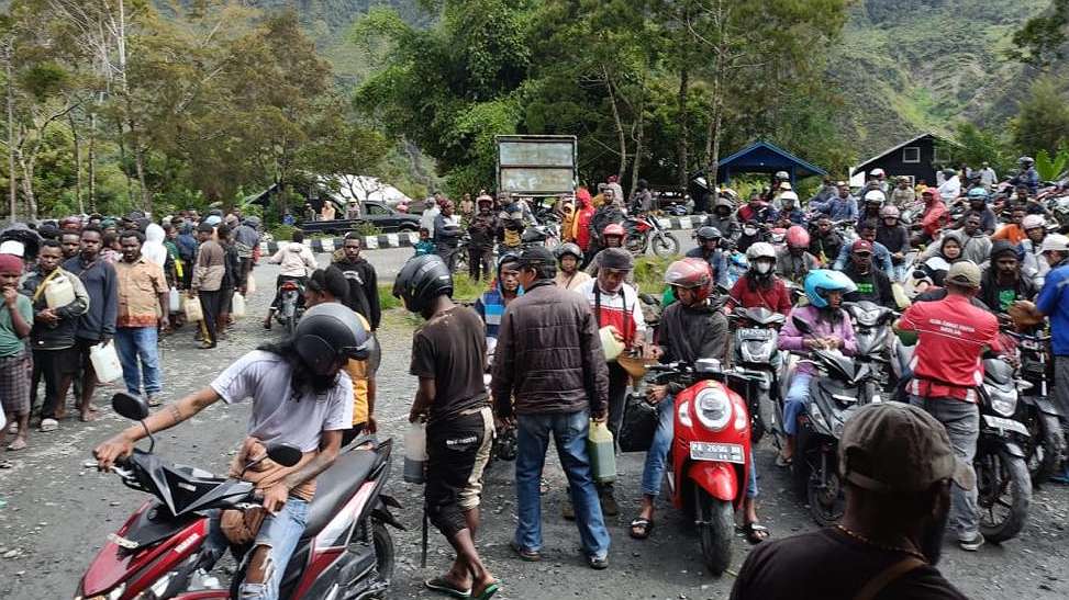 Masyarakat mengantri BBM di Kabupaten Puncak Jaya Provinsi Papua Tengah. Foto: Istimewa