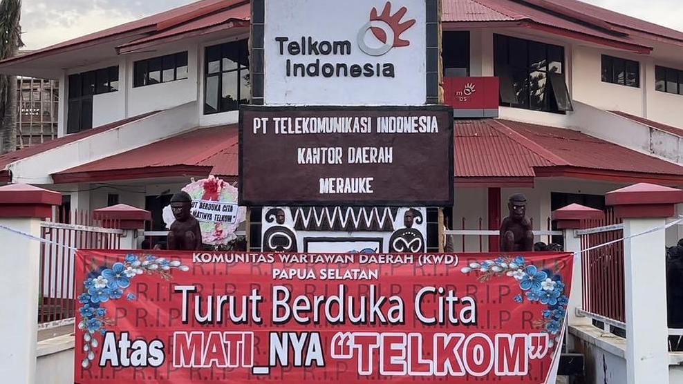 Spanduk protes warga di depan Kantor Telkom Merauke. Foto: Ami/ Papua60detik