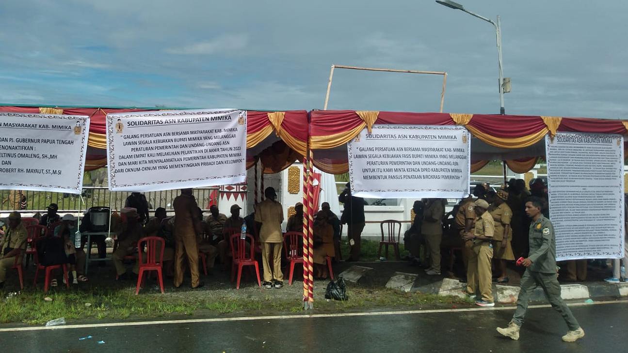 unjuk-rasa-solidaritas-asn-lumpuhkan-aktivitas-di-kantor-sentra-pemerintahan-mimika