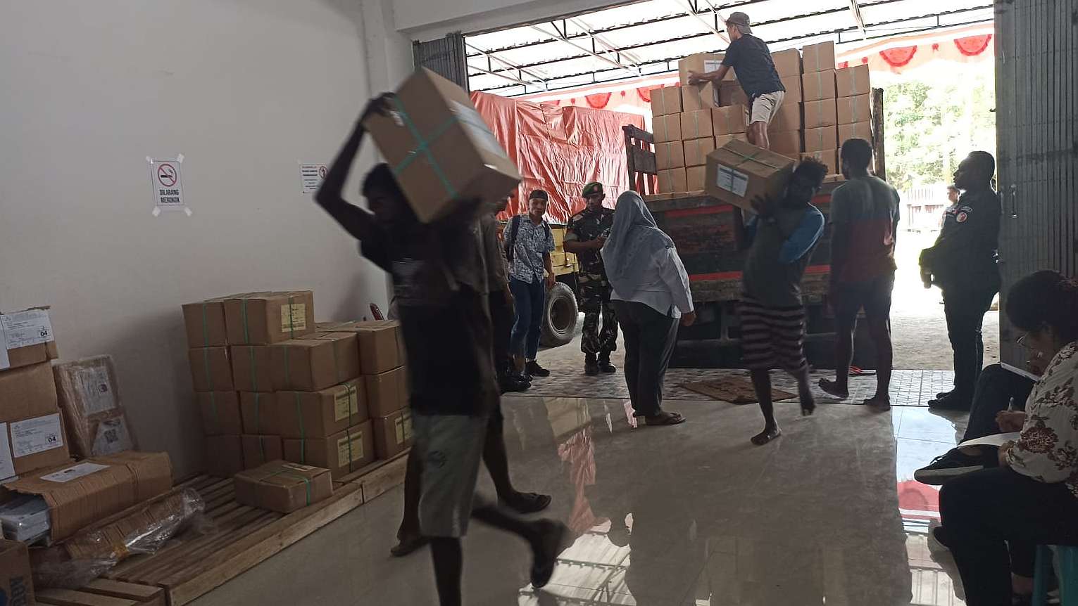 surat-suara-dpr-ri-dpr-provinsi-tiba-di-gudang-kpu-mimika-dprd-menyusul