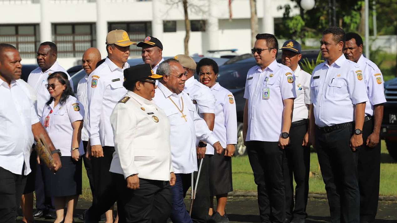 pj-gubernur-ajak-asn-mimika-hentikan-perkubuan-jaga-persatuan