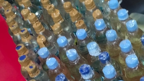 polisi-sita-129-liter-miras-dari-penumpang-km-tatamailau-pelakunya-kabur