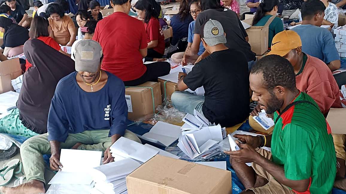 kpu-mimika-libatkan-ratusan-warga-lipat-surat-suara-diupah-rp511-per-lembar