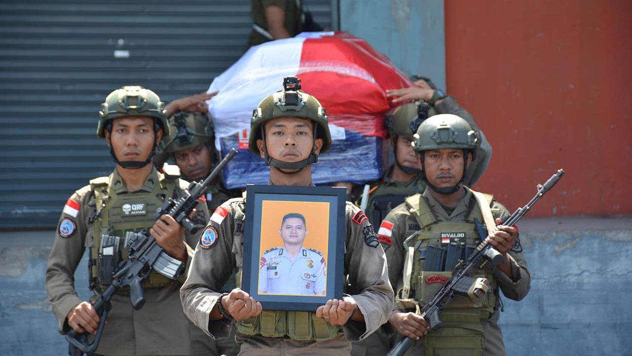 jenazah-personel-damai-cartenz-yang-tertembak-di-intan-jaya-diterbangkan-ke-kampung-halaman