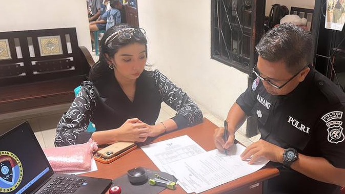 eltinus-omaleng-resmi-laporkan-pemilik-akun-tiktok-lunakiran4-ke-polres-mimika