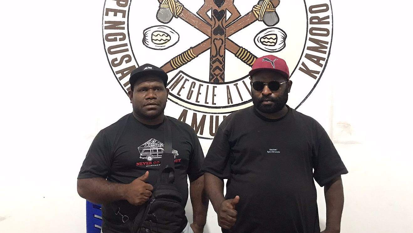 Pengurus Hapak Mimika, Tenius Kum dan Doflin Beanal. Foto: Faris/ Papua60detik