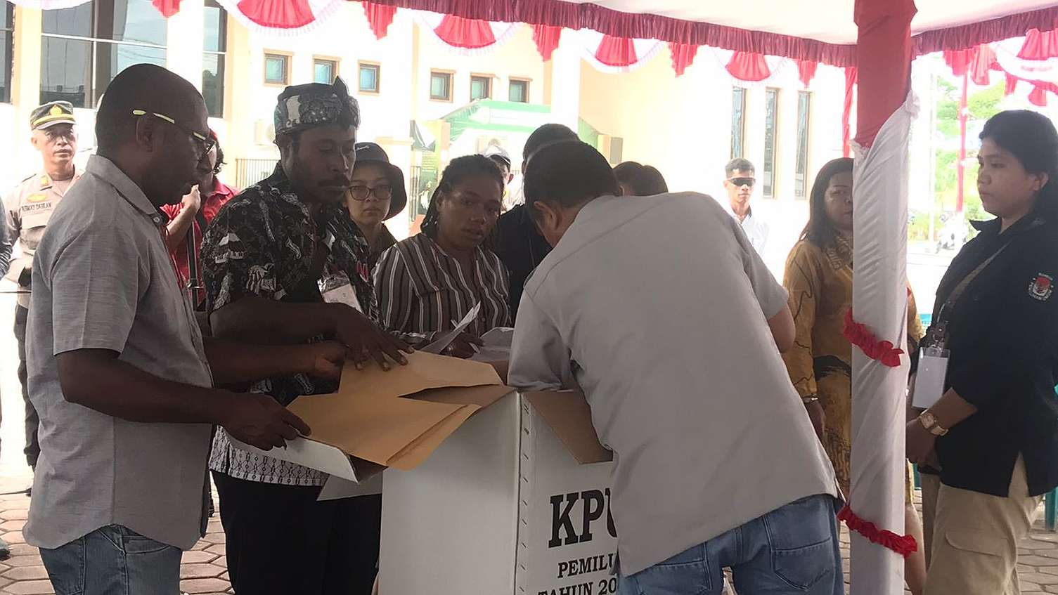 simulasi-pencoblosan-warga-keluhkan-nama-caleg-di-surat-suara-terlalu-rapat