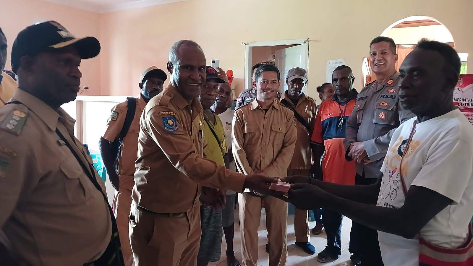 dipalang-selama-47-hari-kantor-distrik-mimika-timur-akhirnya-dibuka-kembali