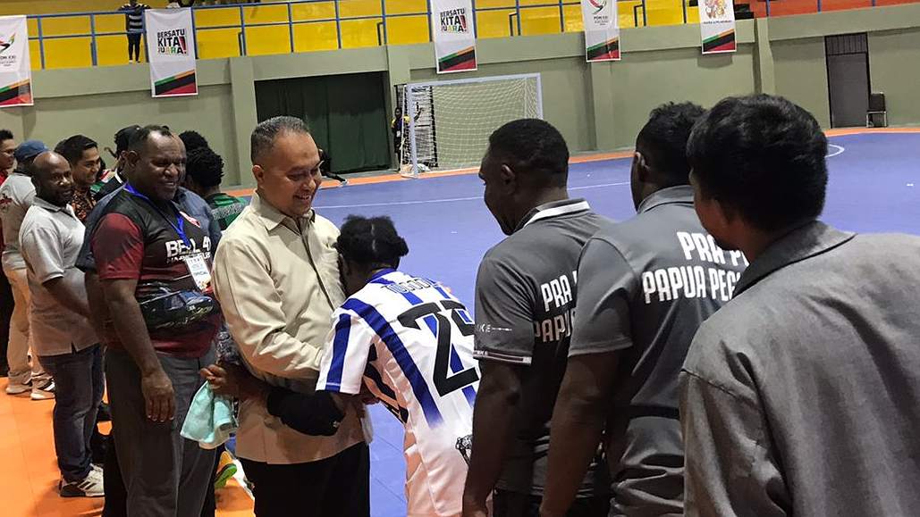 Pj Gubernur Papua Pegunungan Velix Vernando Wanggai memberikan selamat kepada Kiper Tim Futsal Putri Papua Pegunungan usai mengalahkan Provinsi Papua Tengah, Kamis (25/01/2024). Foto: Faris/ Papua60detik
