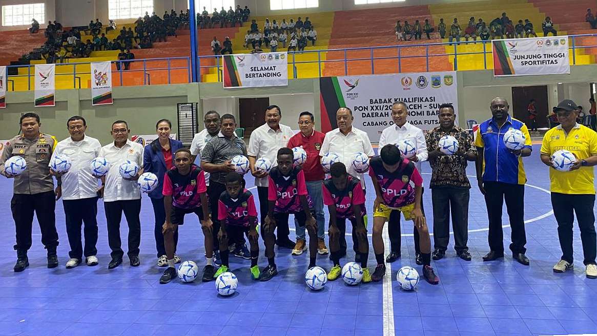 Foto bersama usai penyerahan simbolis bantuan bola kepada 6 provinsi DOB Papua, Rabu (24/01/2024). Foto: Faris/Papu60detik